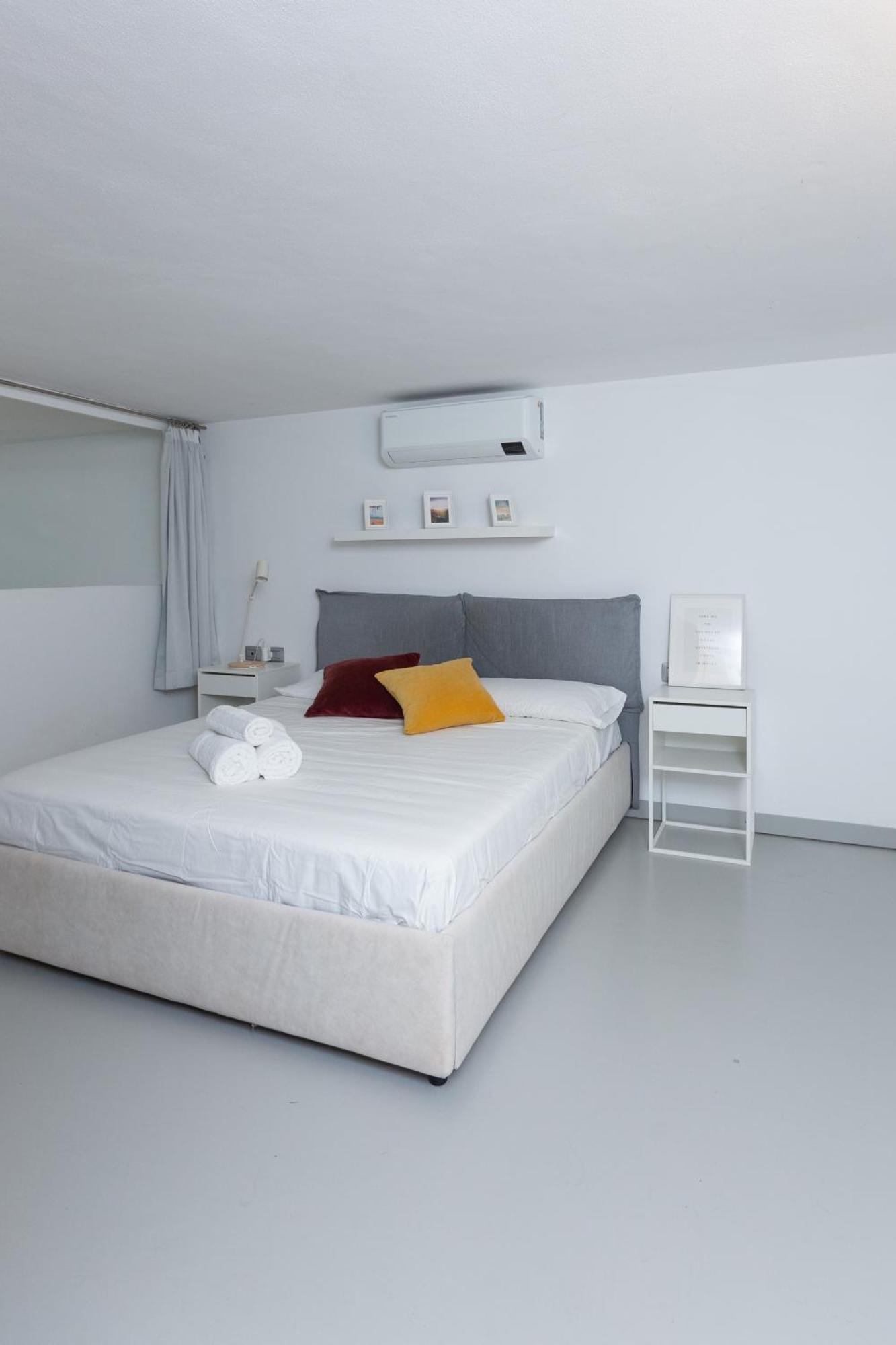 Ferienwohnung White And Brown Exclusive Loft With Terrace - Free Parking - M2 Station Mailand Exterior foto